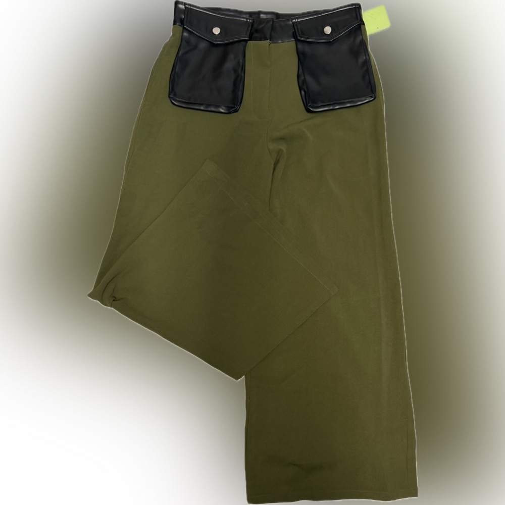 Better Be Olive Cargo Pants with Black Pockets | Sz M